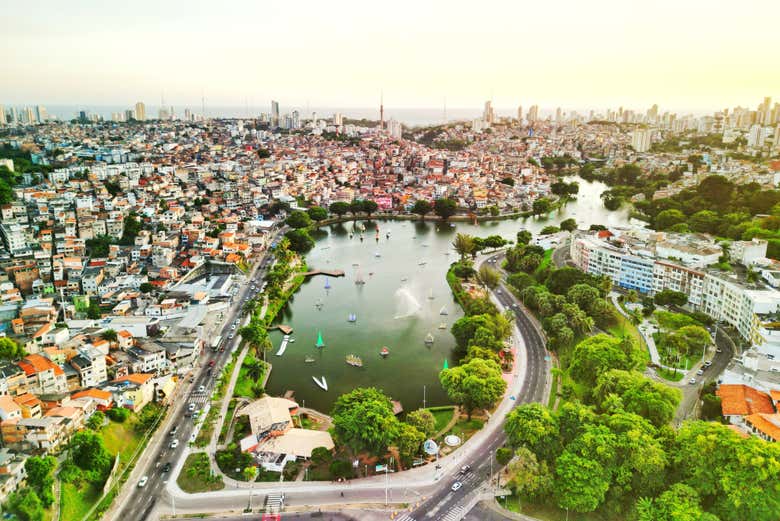 O Dique do Tororó está localizado no centro de Salvador
