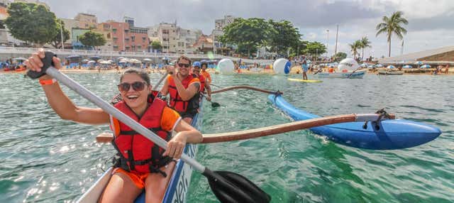Passeio de canoa havaiana pela baía de Todos os Santos