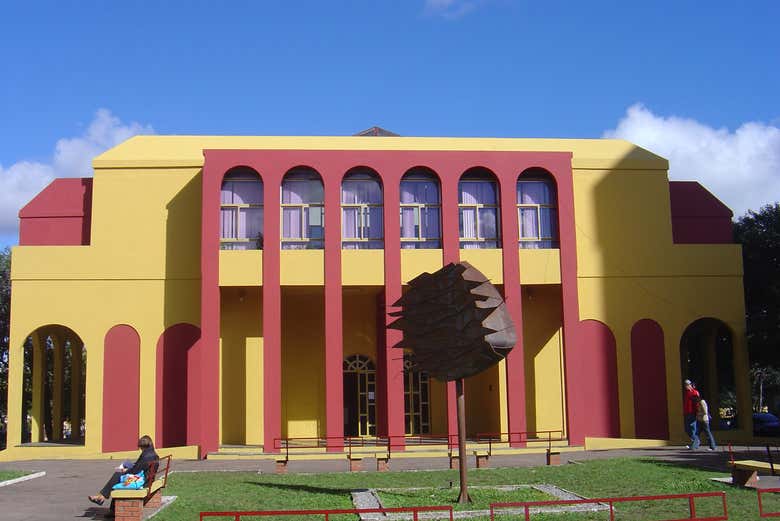 Contemplando la fachada de la biblioteca de Santa María