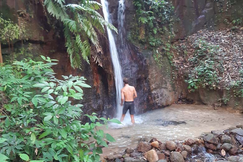 Parada para se refrescar na cachoeira