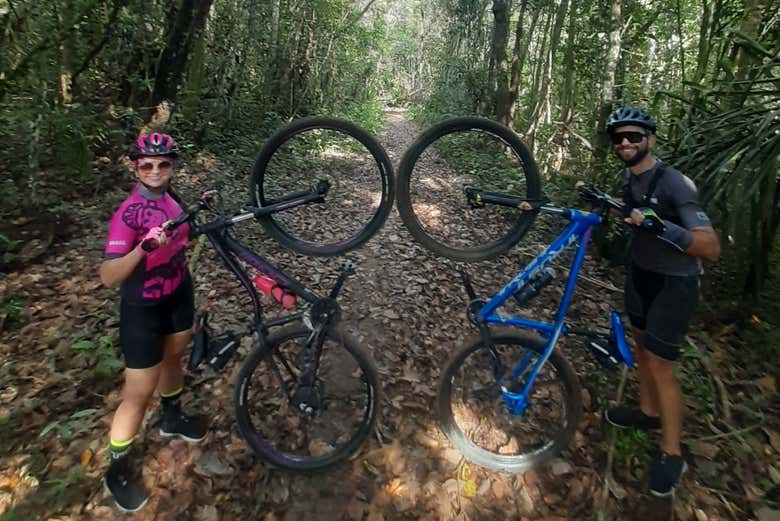 Casal durante a trilha pela Ponte Velha