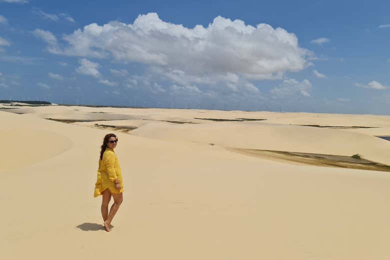 Posando para una foto en las dunas de Santo Amaro