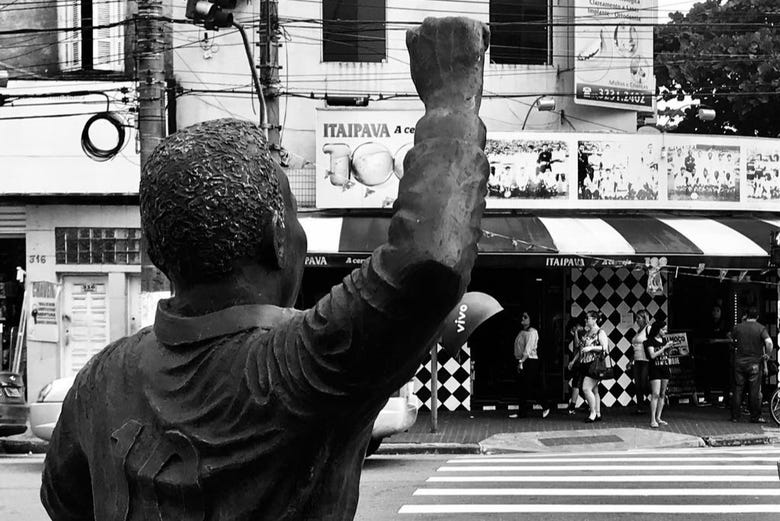 Estatua de Pelé en Santos