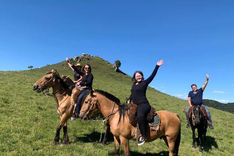Família durante o passeio a cavalo pela fazenda Santa Bárbara