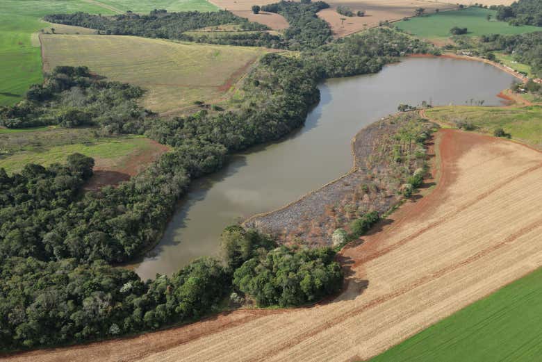 Vue aérienne de la nature environnante de Raposa