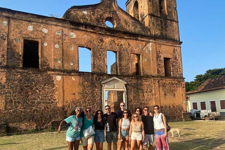 Foto em frente à peculiar fachada da igreja de Alcântara