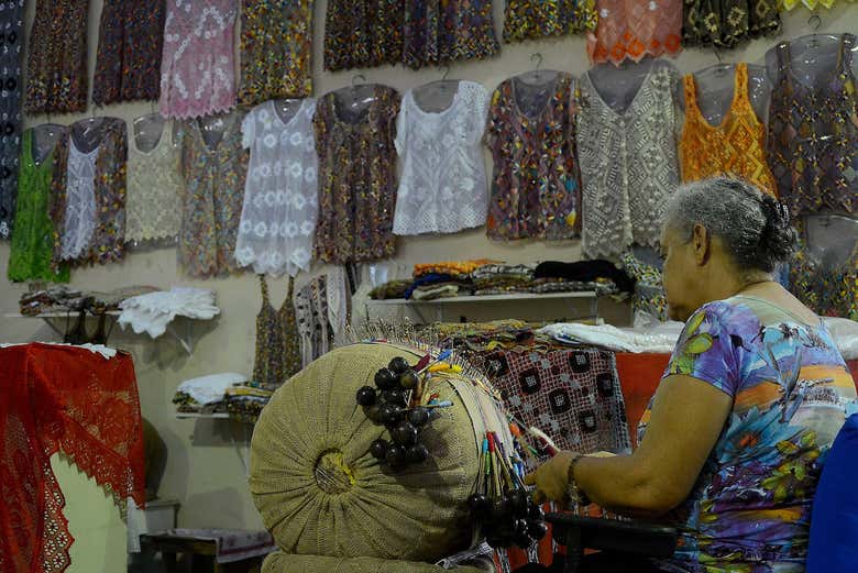 Mujer haciendo encaje de bolillos
