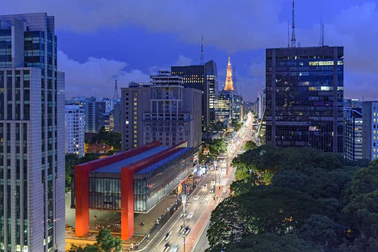 L'avenida Paulista dans la chaleur de la nuit