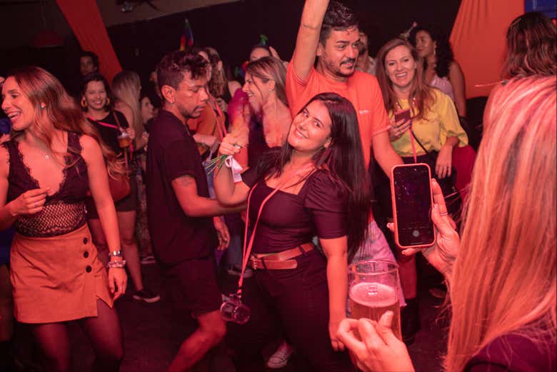 Dançando no centro da pista de dança