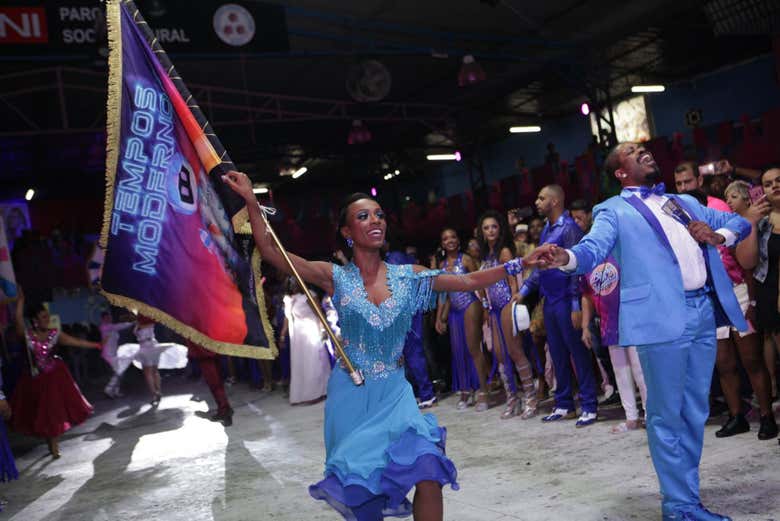 Viendo el desfile en la escuela de samba