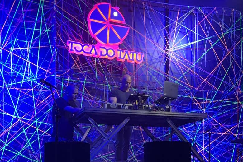 El DJ tocando las mejores canciones