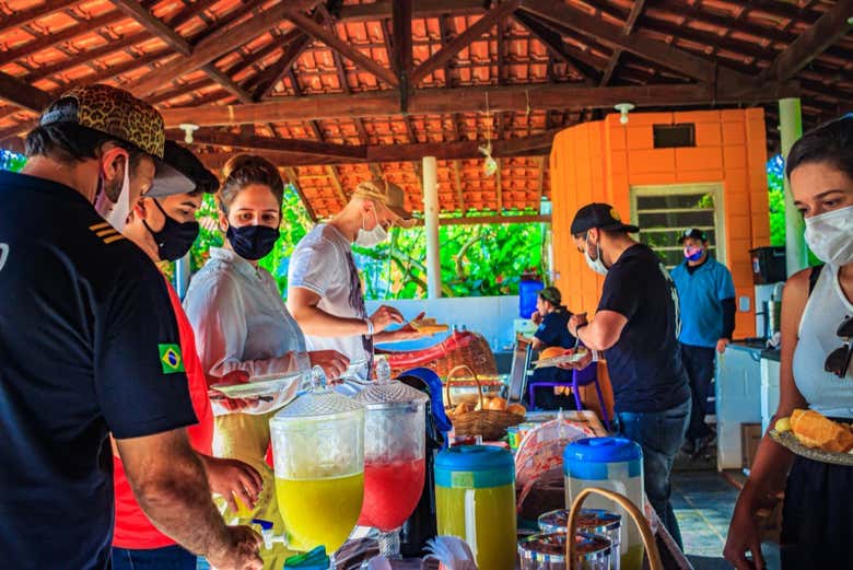 Tomando um delicioso café da manhã
