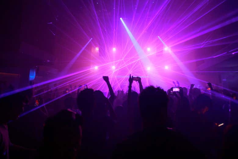 Você poderá dançar até o amanhecer em uma balada