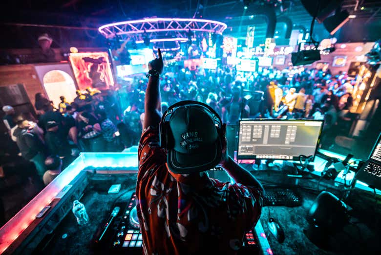 Um DJ animará uma das festas