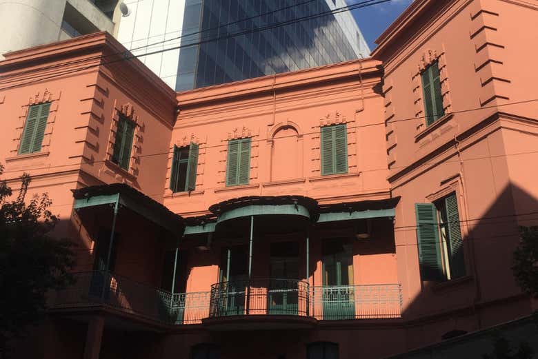 Fachadas de edifícios na vizinhança