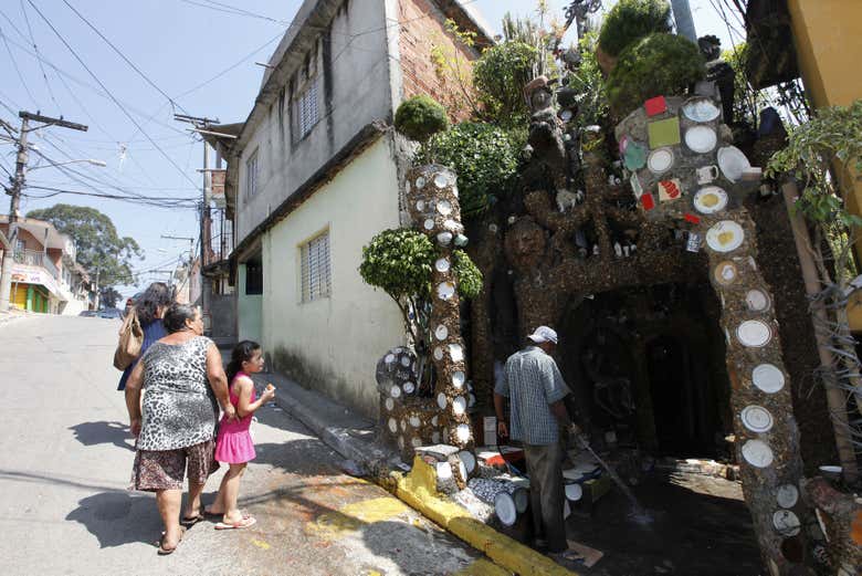 Entrando a la casa del escultor