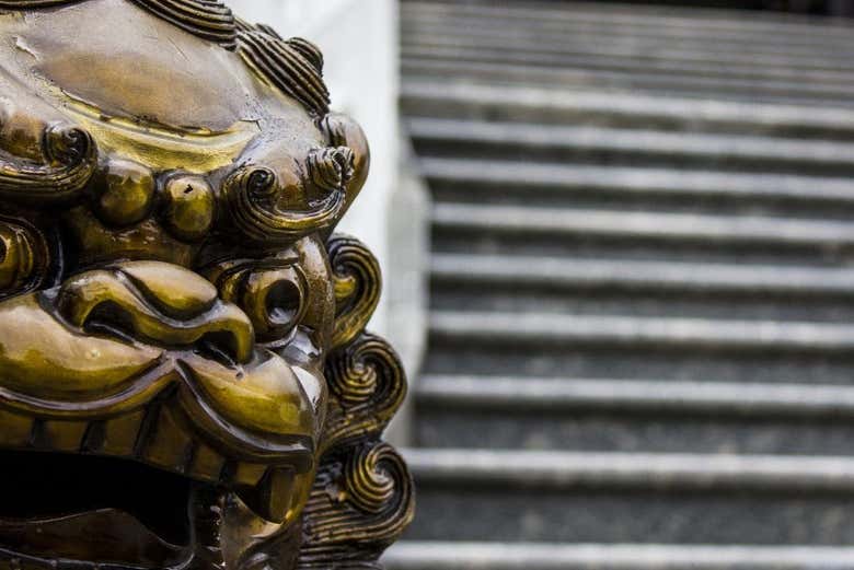 Detalhes de uma escultura no Templo Zu Lai