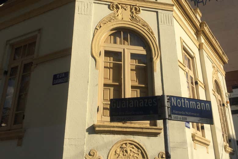 Detalhes em uma das janelas de um prédio na vizinhança
