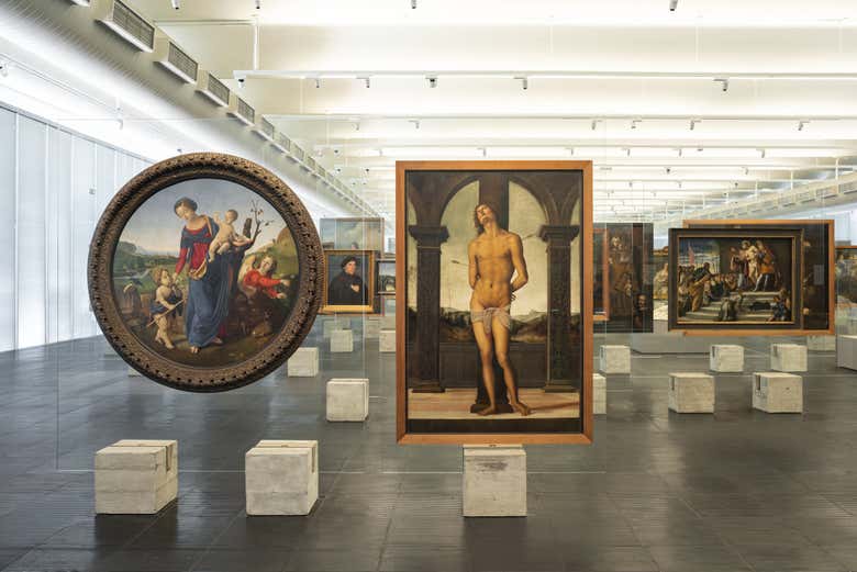 Percorrendo uma sala de exposições do Masp