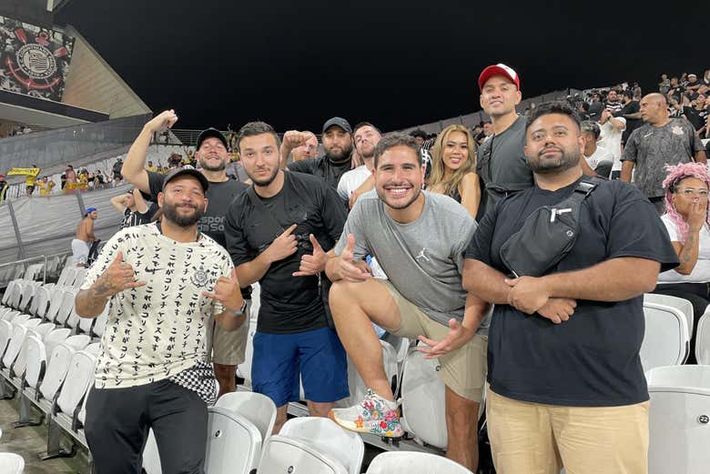 Preparados para que empiece el partido del Corinthians