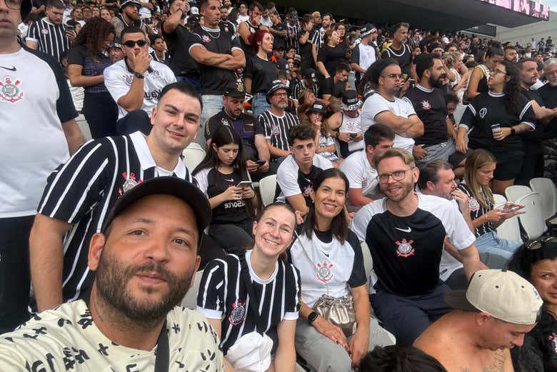 Vistiendo los colores del Corinthians