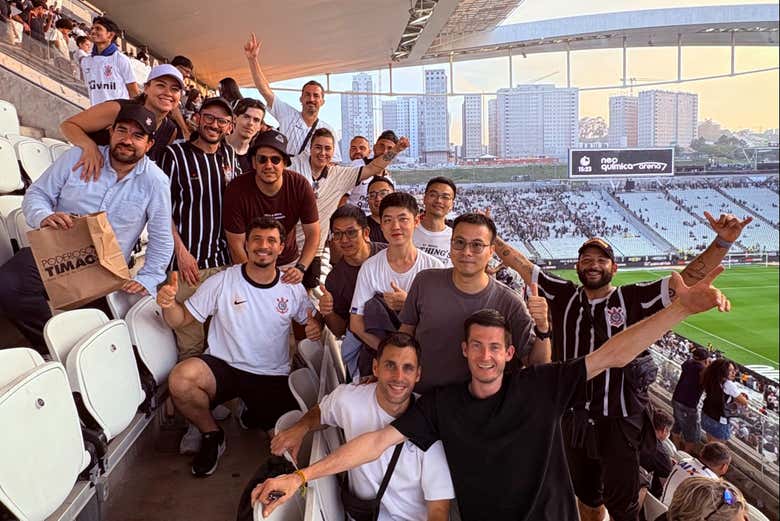 Disfrutando con amigos del partido de fútbol