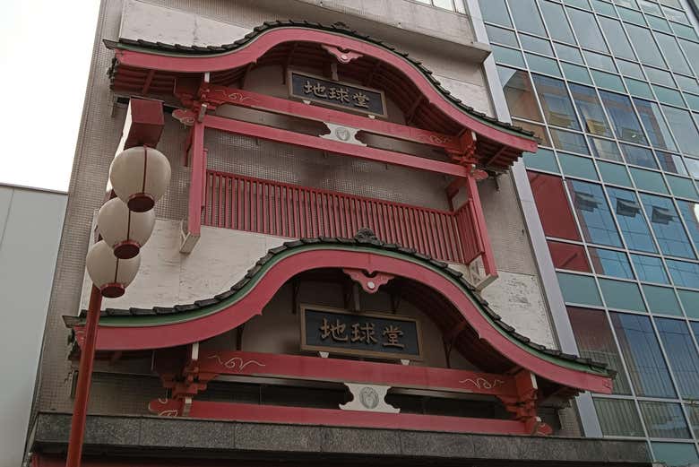 Fachada de arquitetura oriental no bairro da Liberdade