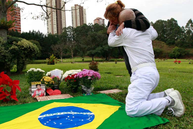 Emotional fans visiting Senna's grave