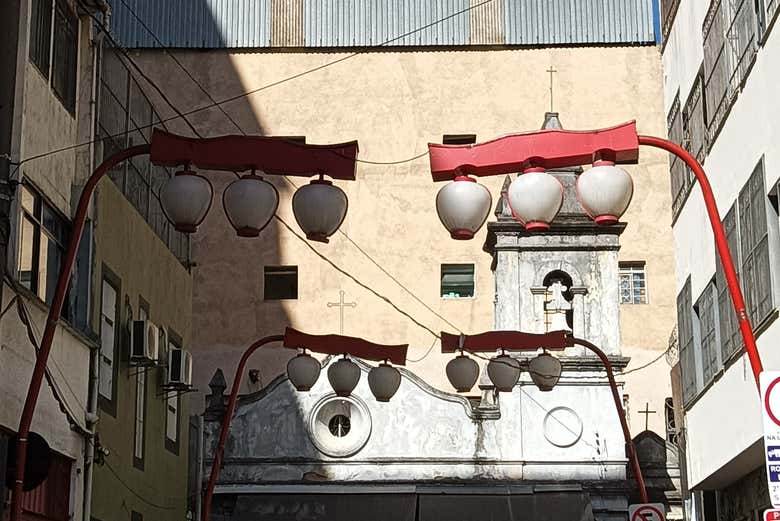 Luminárias decorativas no bairro da Liberdade