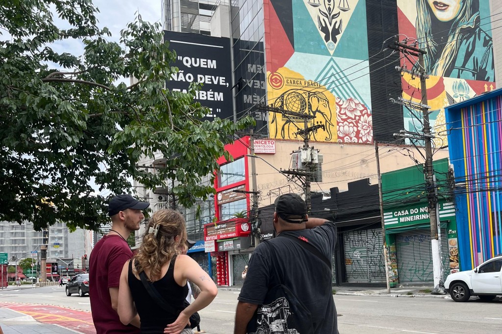 Contemplando un mural de Sao Paulo
