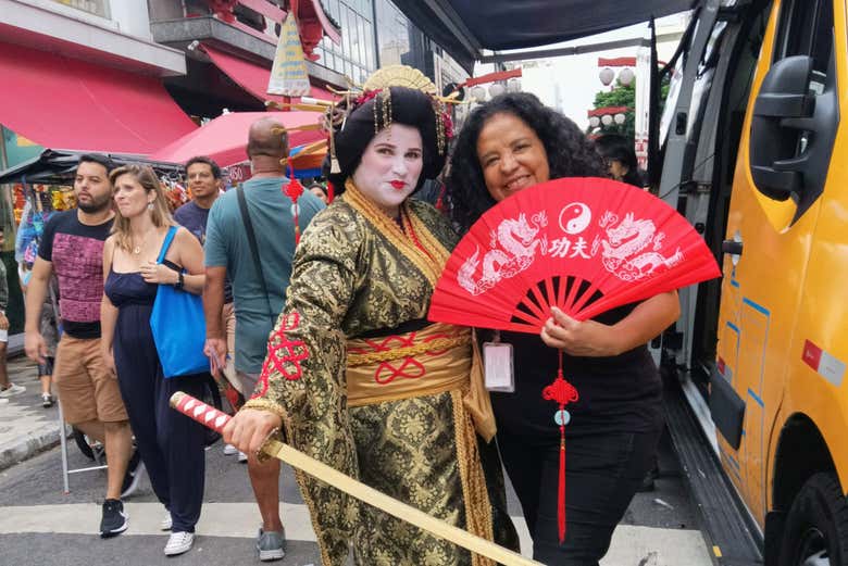 Posando com uma gueixa