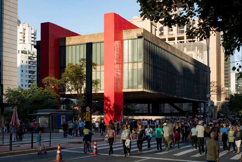Contemplando o edifício suspenso do Masp