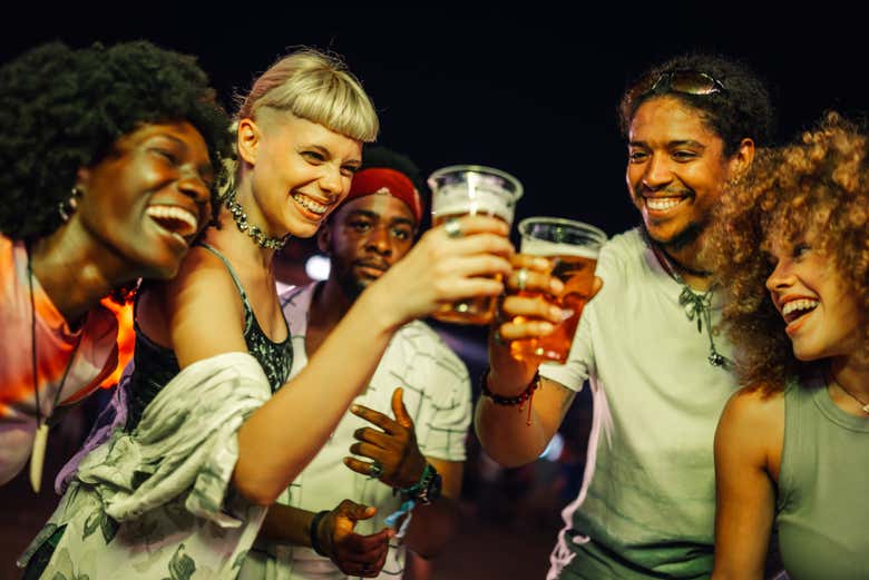 Brindando com os amigos