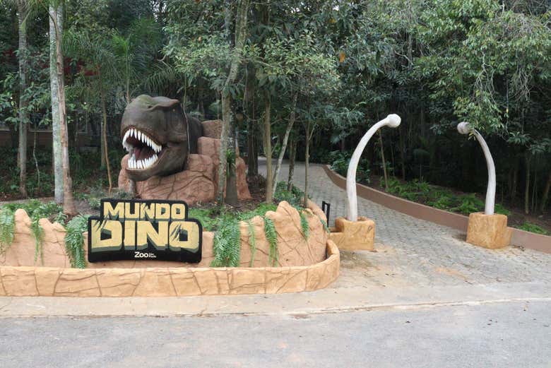 Entrada al Mundo Dino del Zoo de São Paulo 