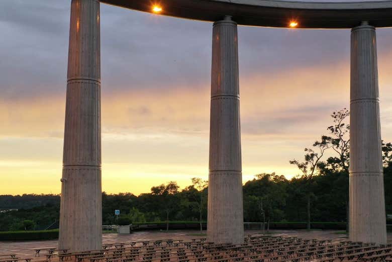 El pabellón de meditación al atardecer