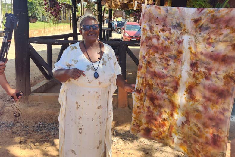 A mestre artesã mostra as peças prontas para a secagem