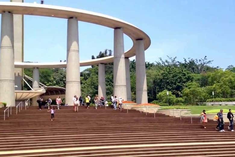 Recorriendo el pabellón de meditación