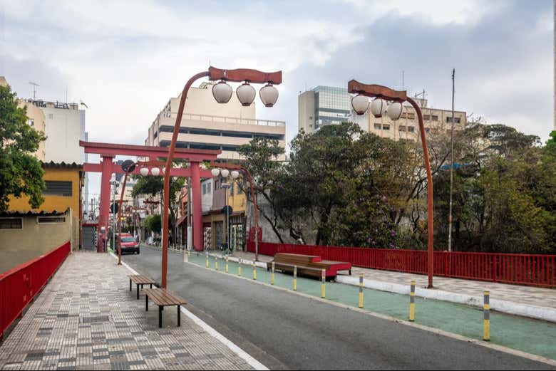 Puerta Torii en el barrio Liberdade