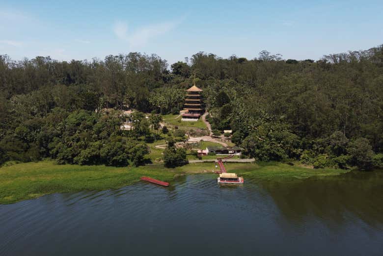 Vista aérea da Represa Billings e da Torre de Miroku