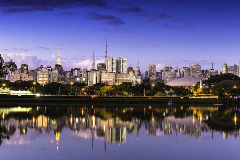 L'horizon de Sao Paulo à la tombée de la nuit