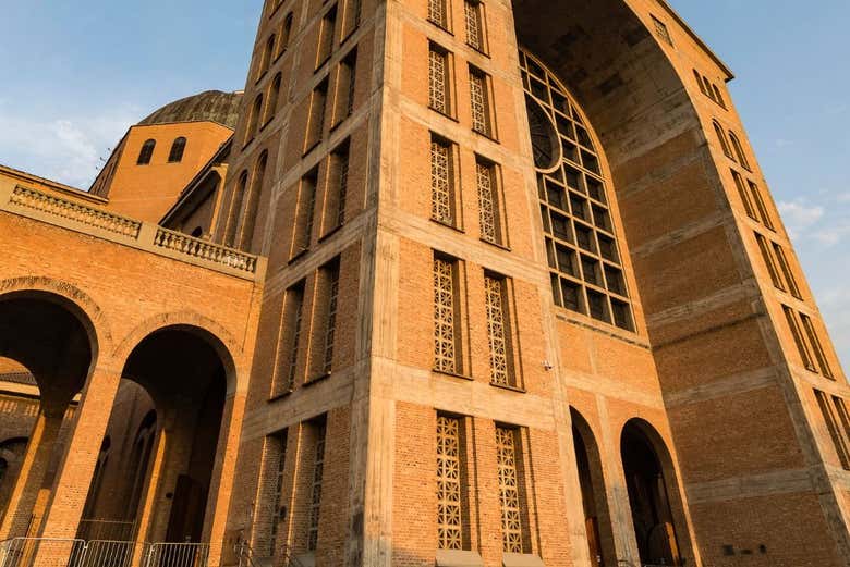 Você ficará impressionado com a arquitetura da basílica