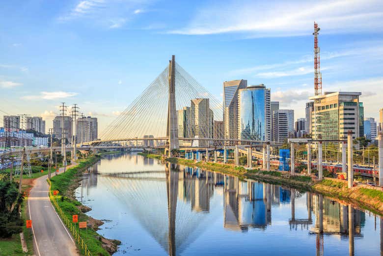 Puente Atirantado sobre el Río Pinheiros