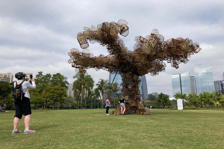 Foto junto a un monumento