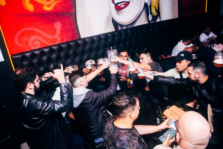 Brindando en una de las discotecas de Sao Paulo