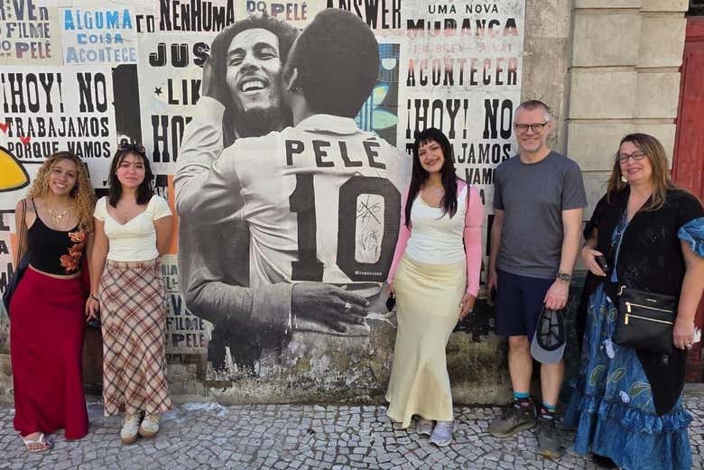 Posando frente a un mural dedicado a Pelé