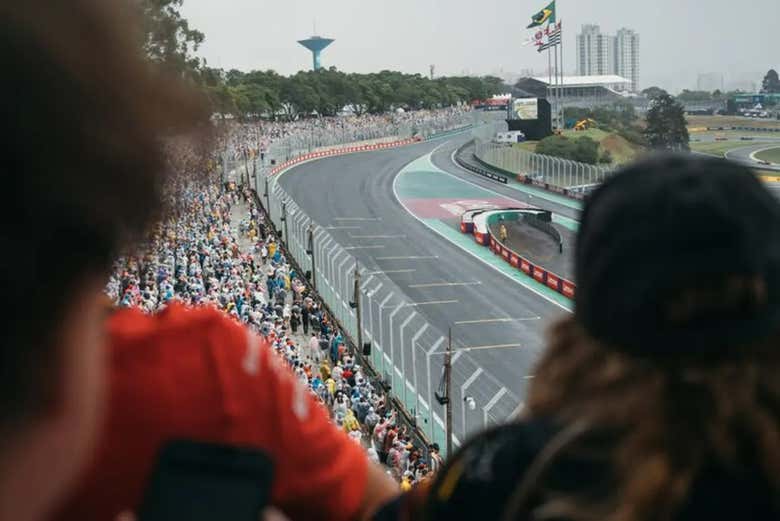 Viendo la carrera de F1 desde la grada