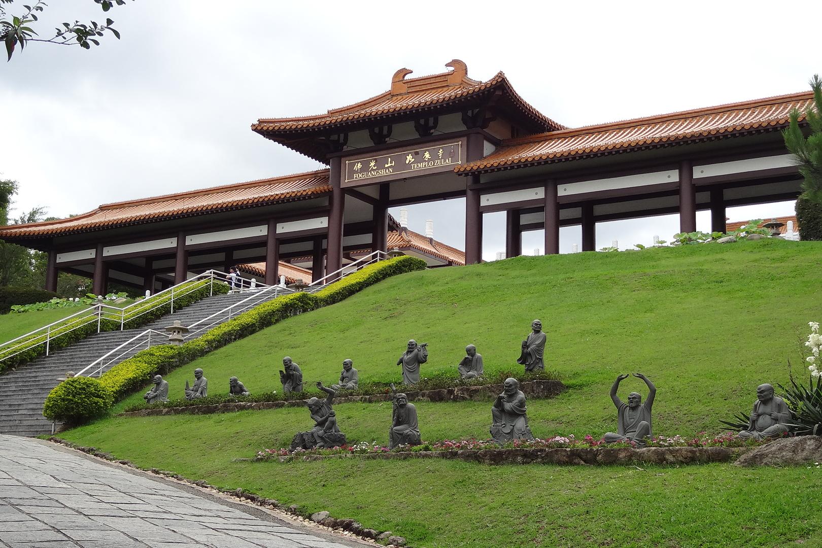 Excursão privada ao templo budista Zu Lai + Embu das Artes
