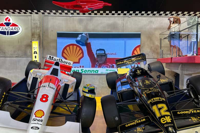 Dos coches de Fórmula 1 en el museo