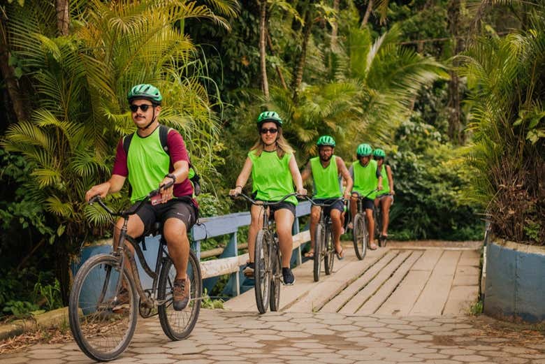 Grupo durante o tour de bicicleta por Maresias