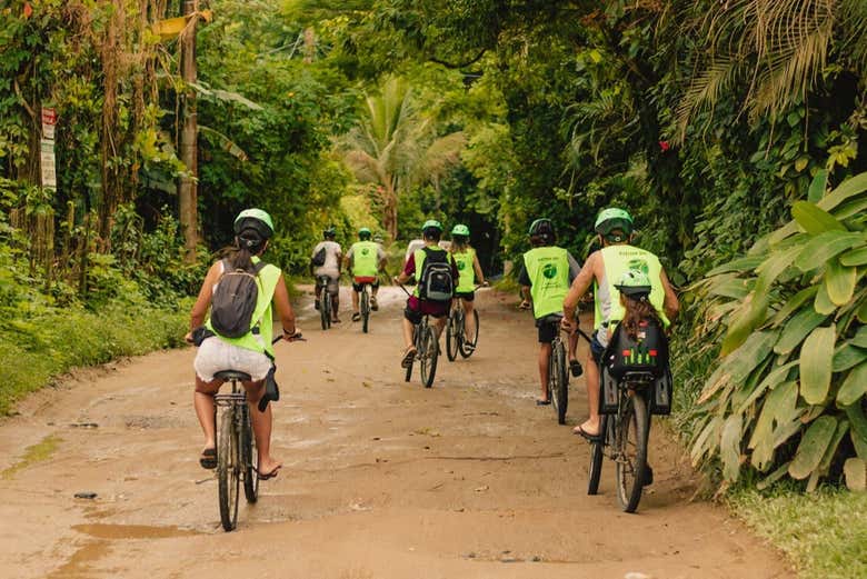 Você vai contemplar a natureza de Maresias pedalando